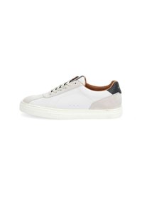 Weiße Leder-Sneaker mit hellgrauen Wildlederelementen, einer cremefarbenen strukturierten Sohle und einem braunen Lederrücken. Schnürdesign mit perforierten Belüftungsöffnungen.
