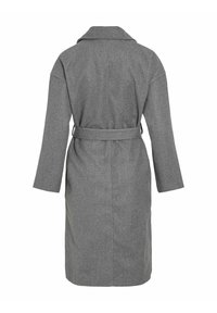 Cappotto di lana grigio con colletto, maniche lunghe e vita con cintura. La parte posteriore presenta un taglio dritto e minimi dettagli. Texture morbida.
