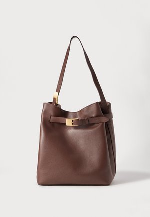 Borsa a spalla in pelle marrone con una larga tracolla e un dettaglio in gomma con fibbia dorata su uno sfondo bianco uniforme.