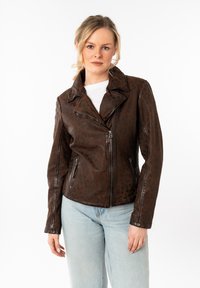 Chaqueta de motociclista de imitación de cuero marrón con estampado de leopardo, cierre con cremallera en la parte delantera, dos bolsillos laterales y diseño de cuello con muesca.