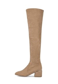 Botas de ante en color beige hasta el muslo, con punta afilada y tacón cuadrado, que presentan un acento metálico en el tacón para mayor detalle. Textura suave.