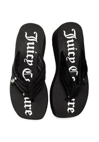 Infradito neri con cinturini in tessuto morbido, soletta testurizzata e stampa del logo bianco. Dettaglio di fascino notevole su un cinturino.