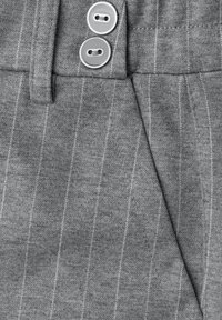 Tessuto grigio con righe verticali e due bottoni in vita. La trama appare morbida e leggermente elasticizzata, adatta per un abbigliamento casual.