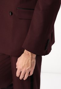 Isaac Dewhirst THE PREMIUM PEAK TUXEDO  - Κοστούμι - bordeaux
