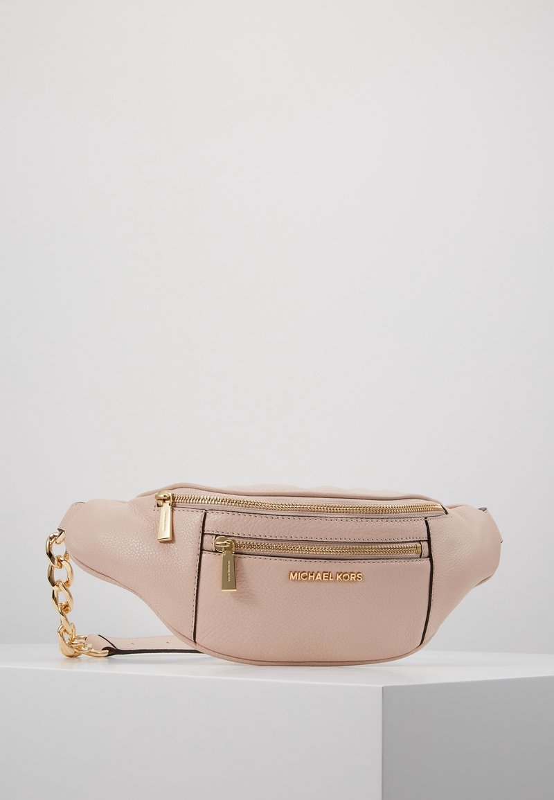 Banane en cuir rose à texture lisse, dotée de deux compartiments zippés, de ferrures dorées et d'un accent chaîne sur la sangle.