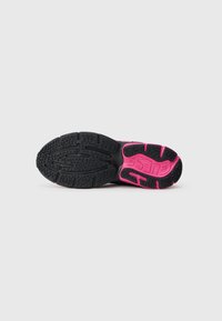 Svart atletisk såle med strukturert overflate. Har en rosa detalj med preget logo og mønster for bedre grep.
