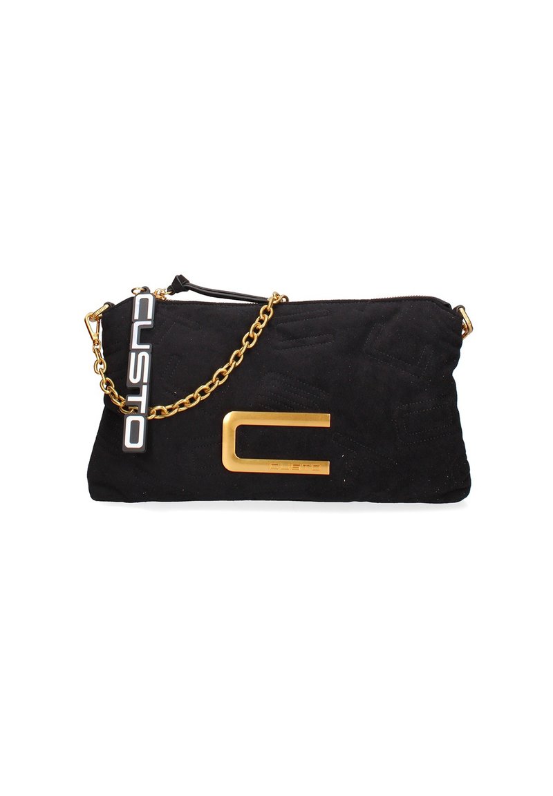 Clutch bag in suede nero con tracolla in catena dorata, motivo impresso e un prominente logo 'C' dorato sulla parte frontale. Chiusura con zip nella parte superiore.
