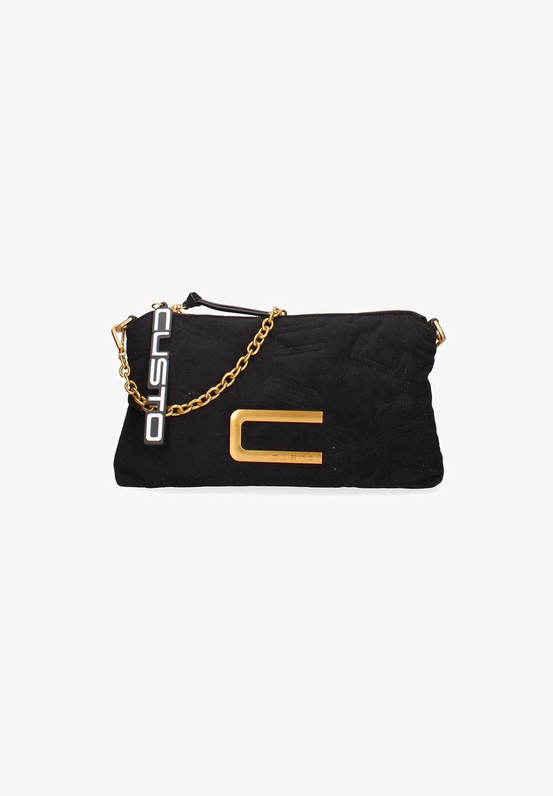 Clutch bag in suede nero con tracolla in catena dorata, motivo impresso e un prominente logo 'C' dorato sulla parte frontale. Chiusura con zip nella parte superiore.