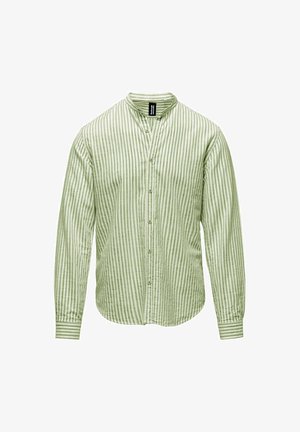 Camicia a maniche lunghe a righe verdi con colletto a banda e bottoni frontali. Realizzata in tessuto testurizzato, presenta linee verticali strette.