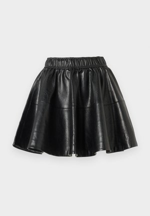 Jupe évasée en faux cuir noir avec une taille élastique et des coutures visibles sur un fond blanc uni.