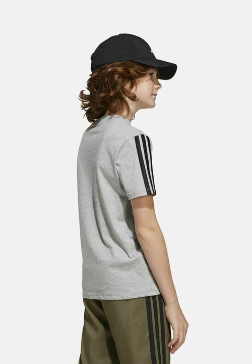 adidas STRIPES - Camiseta estampada - medium grey heather black — foto 2