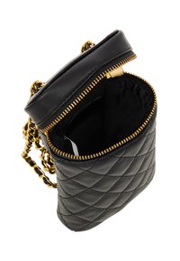 Borsa in pelle nera trapuntata con zip dorata, tracolla a catena dorata e interno nero. Il design presenta una forma minimale e strutturata.