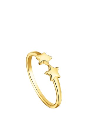 Anillo abierto de banda dorada con dos extremos en forma de estrella, acabado pulido y suave, diseño de joyería minimalista y moderno.