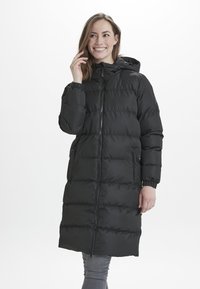 Abrigo puffer negro con capucha, que presenta un diseño largo y acolchado, puños elásticos, cierre frontal con cremallera y bolsillos laterales. Tejido liso y brillante.
