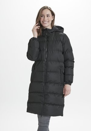 Sort puffer-jakke med hætte, der har et langt, quiltet design, elastiske manchetter, lynlås foran og sidelommer. Glat, skinnende stof.