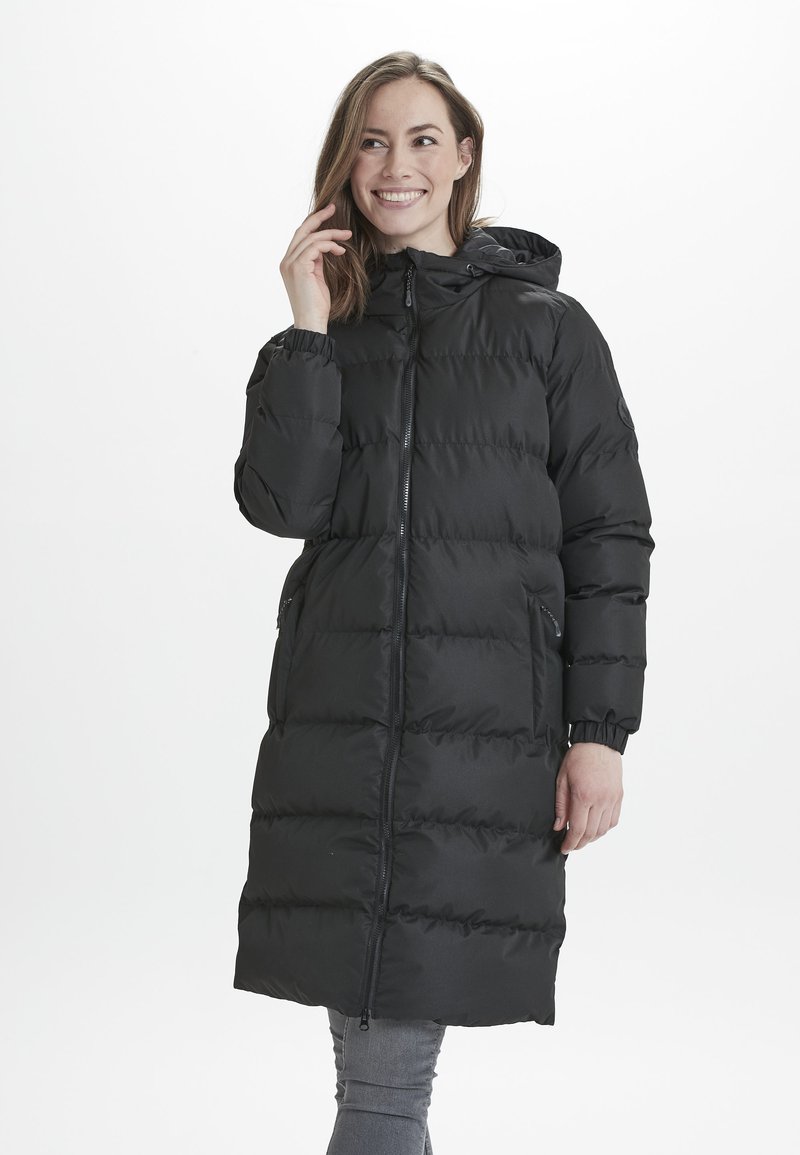 Abrigo puffer negro con capucha, que presenta un diseño largo y acolchado, puños elásticos, cierre frontal con cremallera y bolsillos laterales. Tejido liso y brillante.
