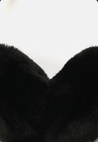 Czarne nauszniki z futerka syntetycznego o miękkim, teksturowanym wykończeniu, z zaokrąglonym kształtem i dwoma nakładającymi się sekcjami dla zapewnienia ciepła.