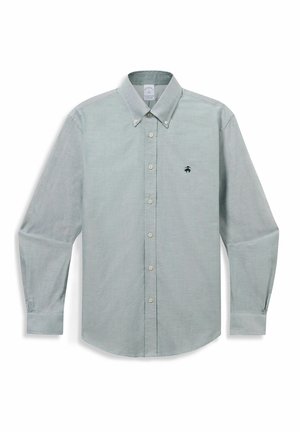 Lichtgrijs overhemd met lange mouwen, knoopsluiting, een button-down kraag en een klein donker geborduurd logo op de linkerborst.