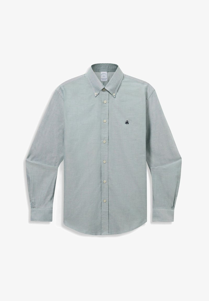 Lichtgrijs overhemd met lange mouwen, knoopsluiting, een button-down kraag en een klein donker geborduurd logo op de linkerborst.