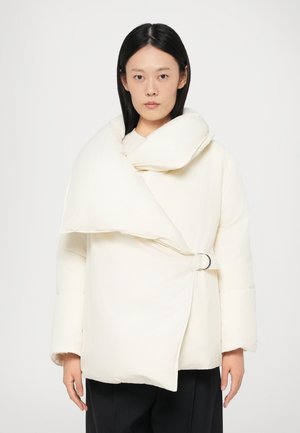 Puffer crème jas met een oversized kraag, gewikkeld ontwerp en sluiting met zijgesp al. Getextureerde stof met een gladde afwerking.