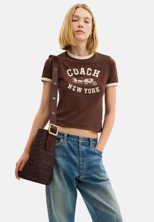 COACH, BLEECKER BUCKET BAG IN SIGNATURE CANVAS - Sac à main - b maple maple