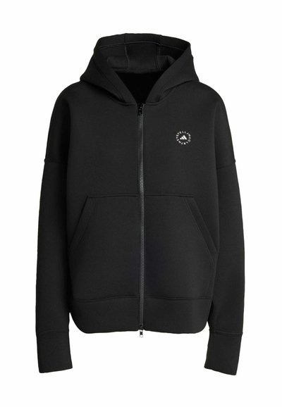 Čierna mikina na zips s prednými vreckami, dlhými rukávmi a malým okrúhlym bielym logom na ľavej hrudi.