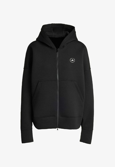 Čierna mikina na zips s prednými vreckami, dlhými rukávmi a malým okrúhlym bielym logom na ľavej hrudi.