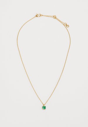 Gouden ketting met een vierkante groene edelsteenhanger, met een gestructureerde afwerking en een veilige karabijnsluiting.