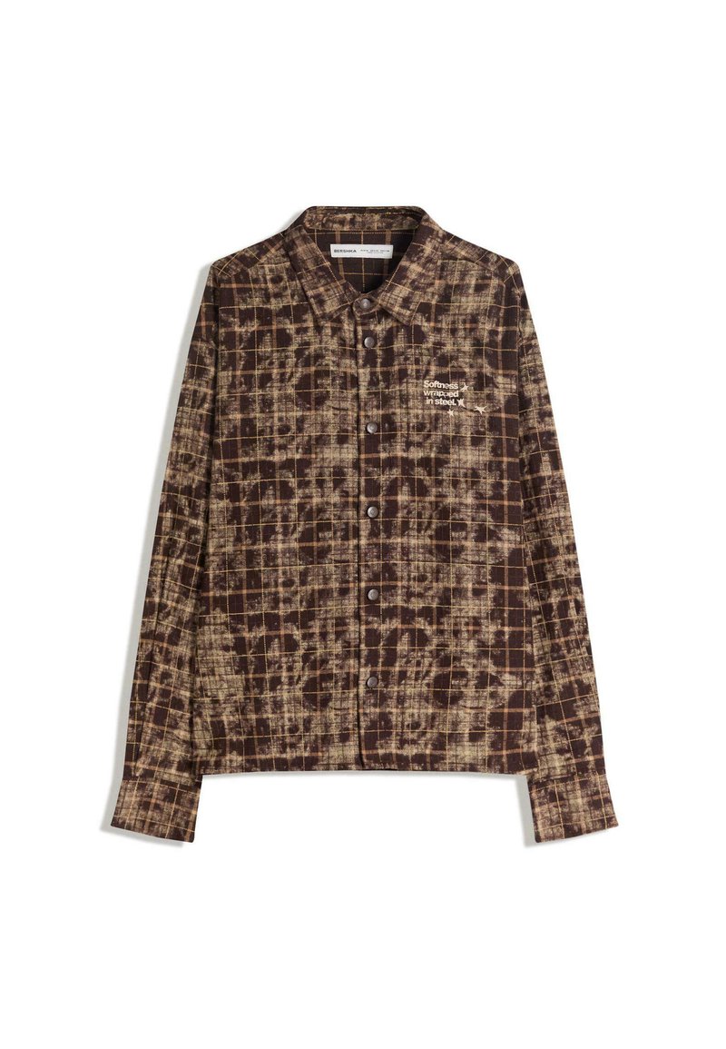 Camicia a quadri marrone realizzata in un tessuto texturizzato, con un collo a bottoni, maniche lunghe e un logo ricamato sul petto.