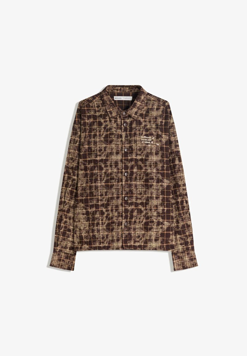 Camicia a quadri marrone realizzata in un tessuto texturizzato, con un collo a bottoni, maniche lunghe e un logo ricamato sul petto.