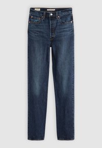 Mørkeblå jeans med høj talje og lige ben med forlommer, bæltestropper, metalnitter og knaplukning på en lys baggrund.