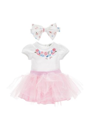 Vestido blanco para bebé con falda de tul rosa, bordado floral en el pecho y diadema con lazo floral a juego.