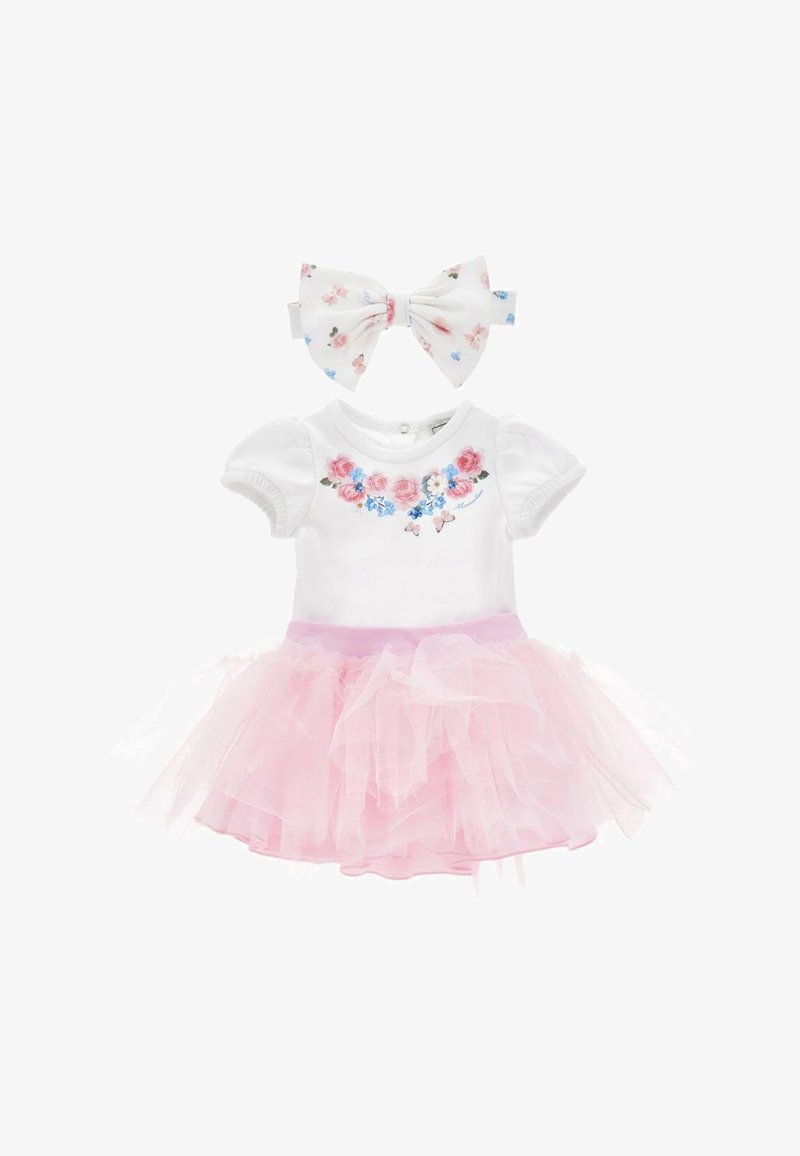 Vestido blanco para bebé con falda de tul rosa, bordado floral en el pecho y diadema con lazo floral a juego.