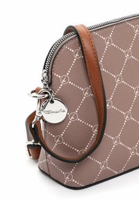 Borsa sintetica beige con motivo a diamante, tracolla con accento marrone, zip argentata e etichetta con logo. Presenta una superficie testurizzata e una forma rettangolare.