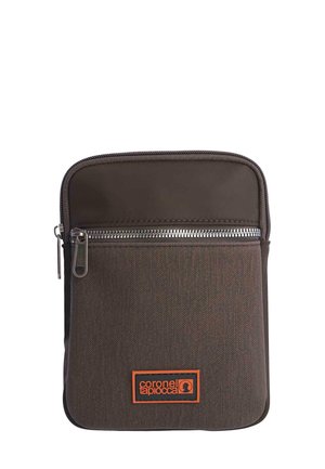 Bolsa de tela marrón con cremallera y textura suave, que presenta un prominente parche de logo naranja y detalle de cremallera plateado. Forma rectangular compacta.