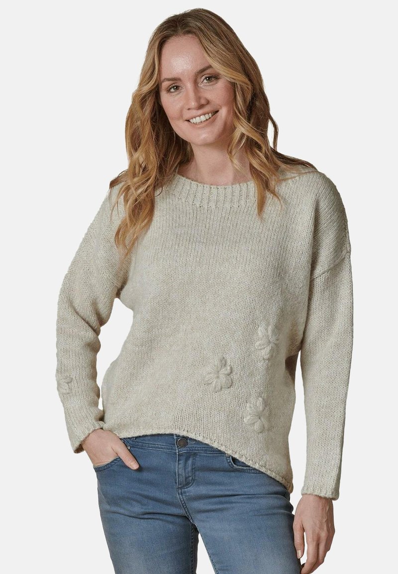 Hellgrauer Strickpullover mit geripptem Rundhals, überschnittenen Schultern und gestickten Blumenakzenten an der Unterseite. Weiche Textur.
