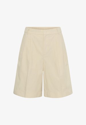 Pantaloni scurți bej deschis, croiți până la genunchi, cu bucle pentru curea și pliuri frontale, expuși pe fundal alb.