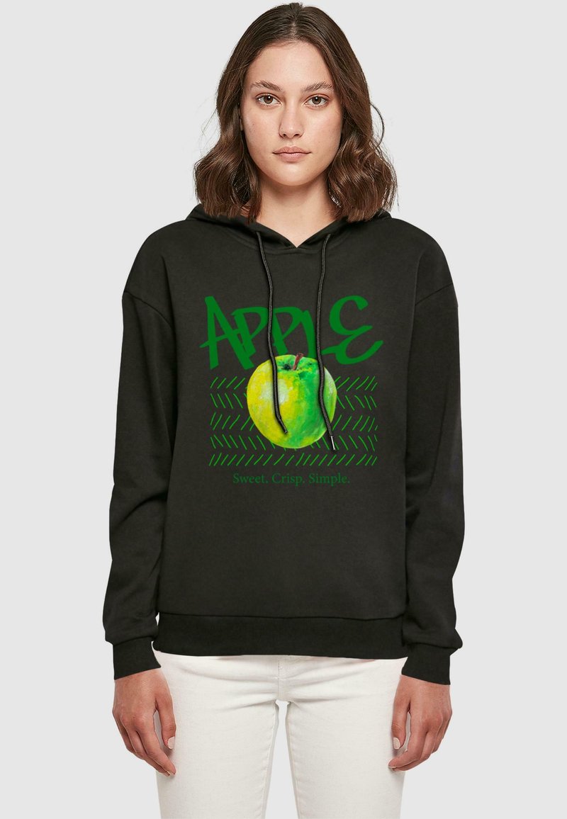 Fekete kapucnis pulóver zöld "APPLE" felirattal és egy nagy zöld almás grafikával. A szöveg tartalmazza a "Édes. Friss. Egyszerű." kifejezést, eltérő stílusban.