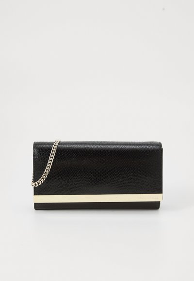 Clutch en cuir de serpent noir texturé avec barre horizontale en ton doré et chaîne en argent. Forme rectangulaire, surface lisse, détails minimaux.