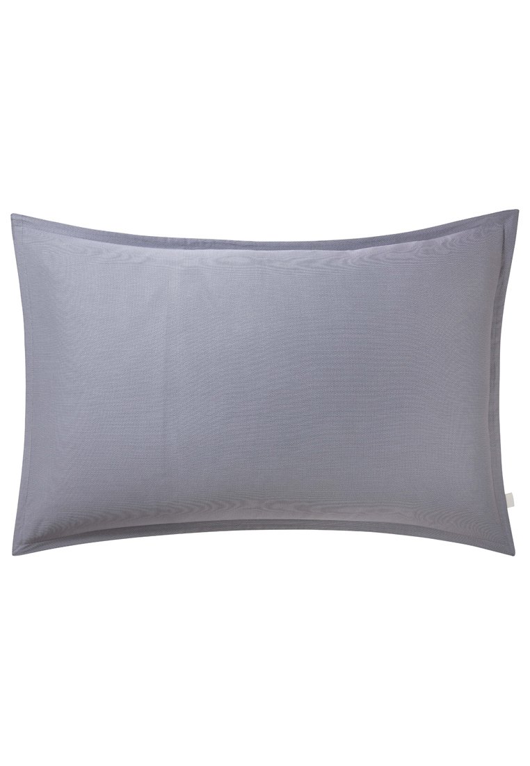 Coussin rectangulaire gris avec une surface texturée et des bords passepoilés, arborant un motif subtil sur son tissu.