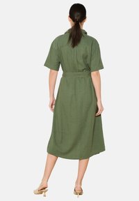 Olive roheline midi särgidress lühikeste varrukatega, v�öödiga taljes ja sirge lõikega; valmistatud tekstuuriga kangast koos peente õmbluse detailidega.