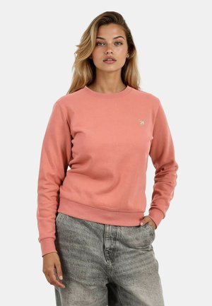 Staubrosa Sweatshirt mit Rundhalsausschnitt, gerippten Bündchen und Saum; verfügt über ein kleines gesticktes Logo auf der Brust. Getragen mit grauen strukturierten Hosen.