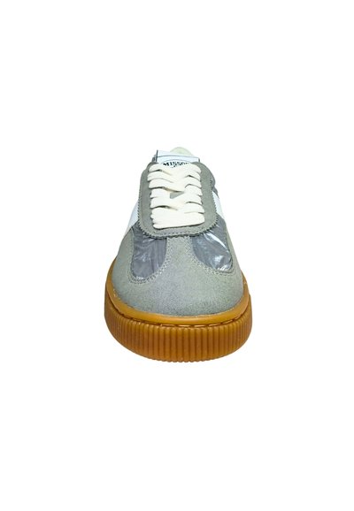 Sneaker mit grauem Wildleder-Upper, klaren Kunststoffakzenten, weißen Streifen und einer Gummisohle in Karamellfarbe. Ausgestattet mit flachen cremefarbenen Schnürsenkeln und einer gepolsterten Zunge.