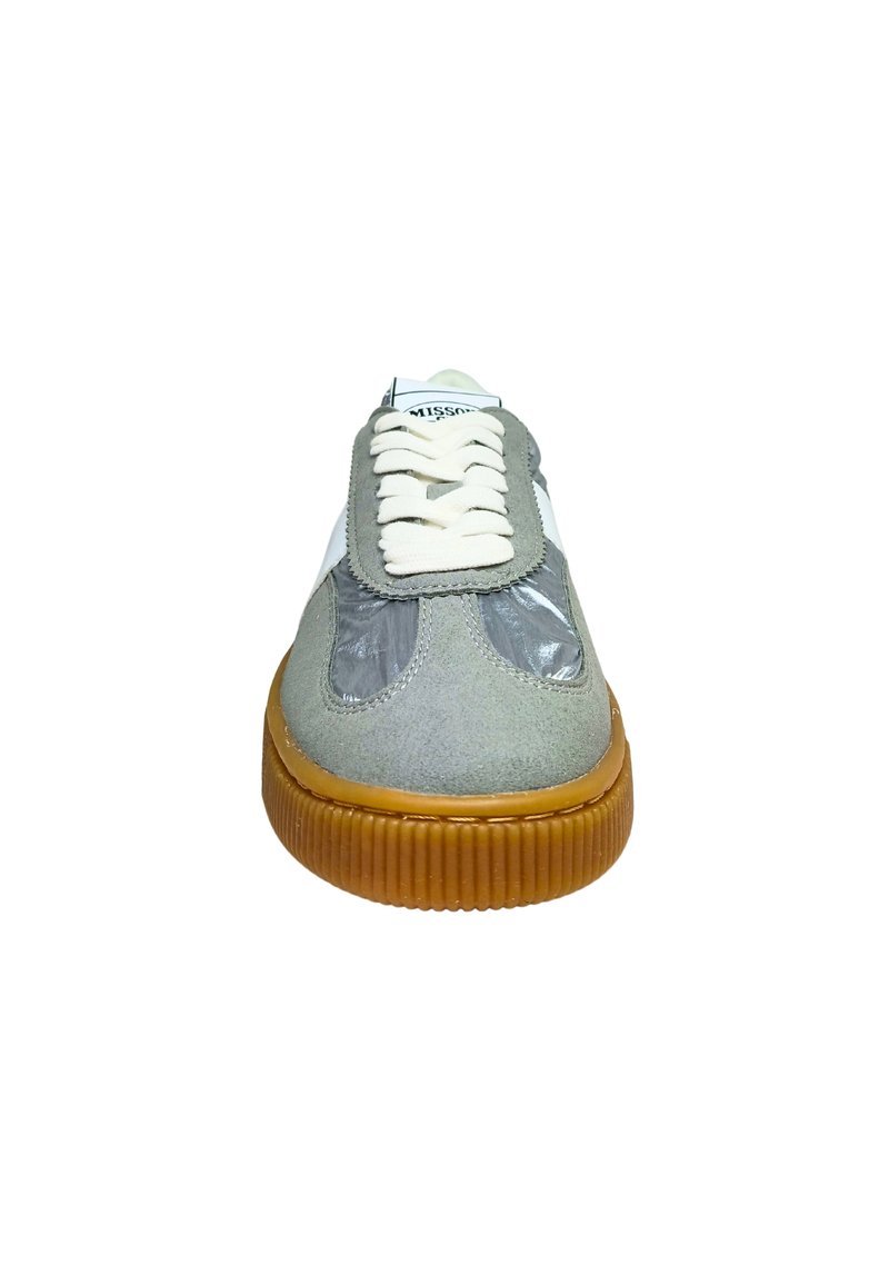 Baskets avec une tige en suède gris, des accents en plastique transparent, des rayures blanches et une semelle en caoutchouc naturel. Présentent des lacets plats crème et une languette rembourrée.