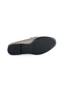 Braune Lederschuhe mit strukturiertem Obermaterial, flacher schwarzer Gummisohle und geprägter Markenkennzeichnung. Verfügt über eine abgerundete Zehenpartie und ein glattes Finish.