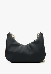 Czarna skórzana torebka o teksturowanym wykończeniu, w zakrzywionym kształcie, z złotymi akcentami. Posiada zamek błyskawiczny na górze oraz elementy łańcuszka.