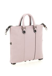 Borsa in pelle rosa con doppi manici, chiusura con zip e dettagli decorativi neri. Superficie strutturata e componenti in metallo.