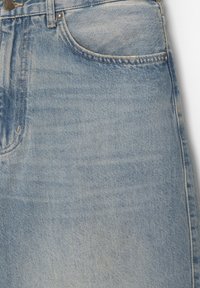 Jean en denim bleu clair avec une finition délavée, présentant un design classique à cinq poches et des détails de couture contrastants.