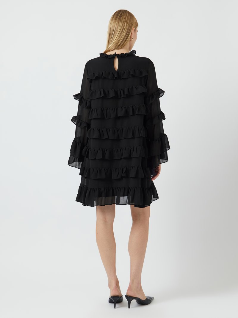 Schwarzes, schichtweise gestaltetes Kleid mit Rüschendesign, langen Ärmeln und einem Schlüsselloch-Detail im Rücken, gefertigt aus leichtem Stoff mit transparenter Textur.