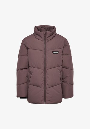 Zwei Kinder tragen passende fliederfarbene Steppjacken und schwarze Hosen, eines mit blauer Mütze und das andere mit grauen Handschuhen, stehen nebeneinander.